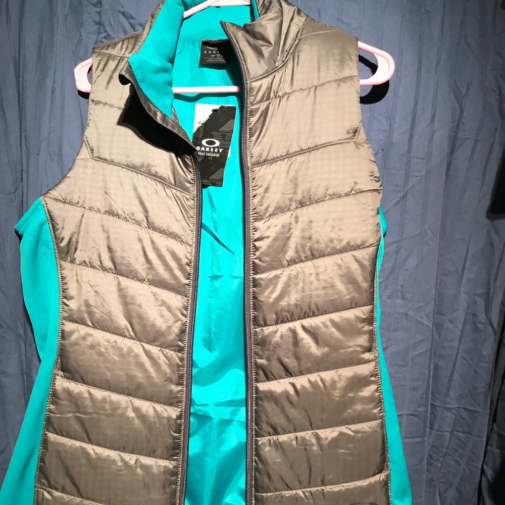 Band new Oakley vest